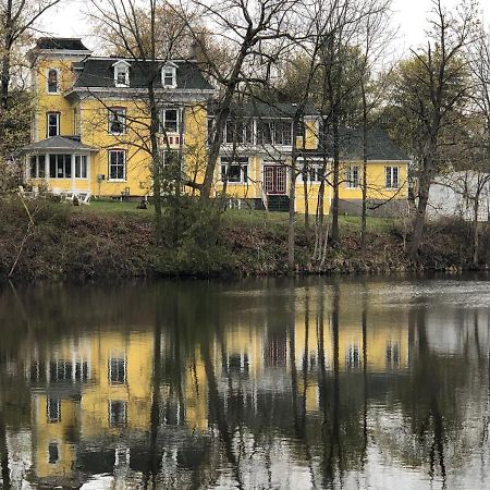 Bed and Breakfast Pangea House Gananoque Esterno foto