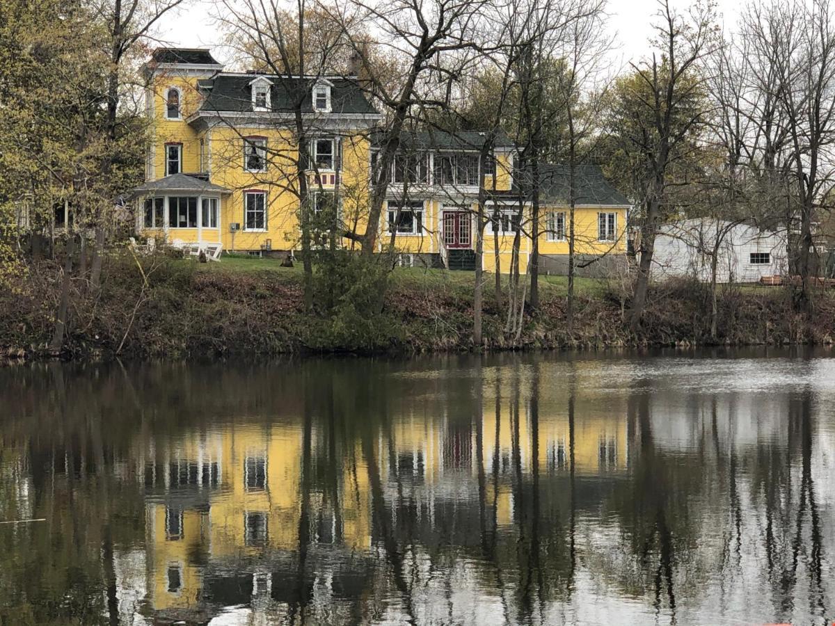 Bed and Breakfast Pangea House Gananoque Esterno foto